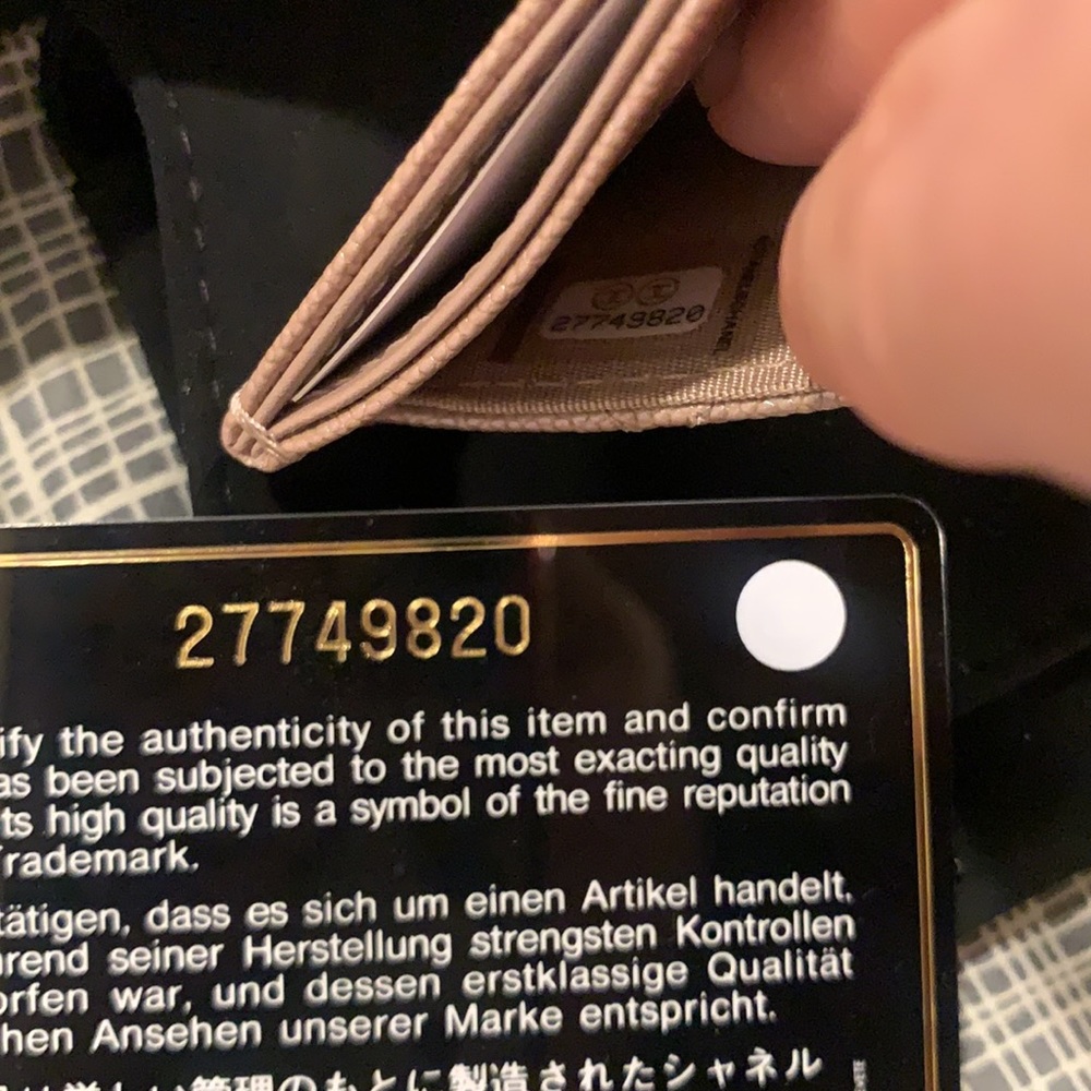 Authentic Chanel iridescent beige pearl cc holder - Picture 4 of 9